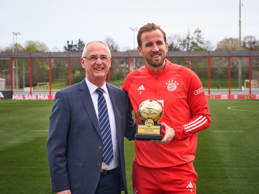 Harry Kane recevant le trophée IFFHS du Meilleur Buteur de Première Division Nationale au Monde 2023.