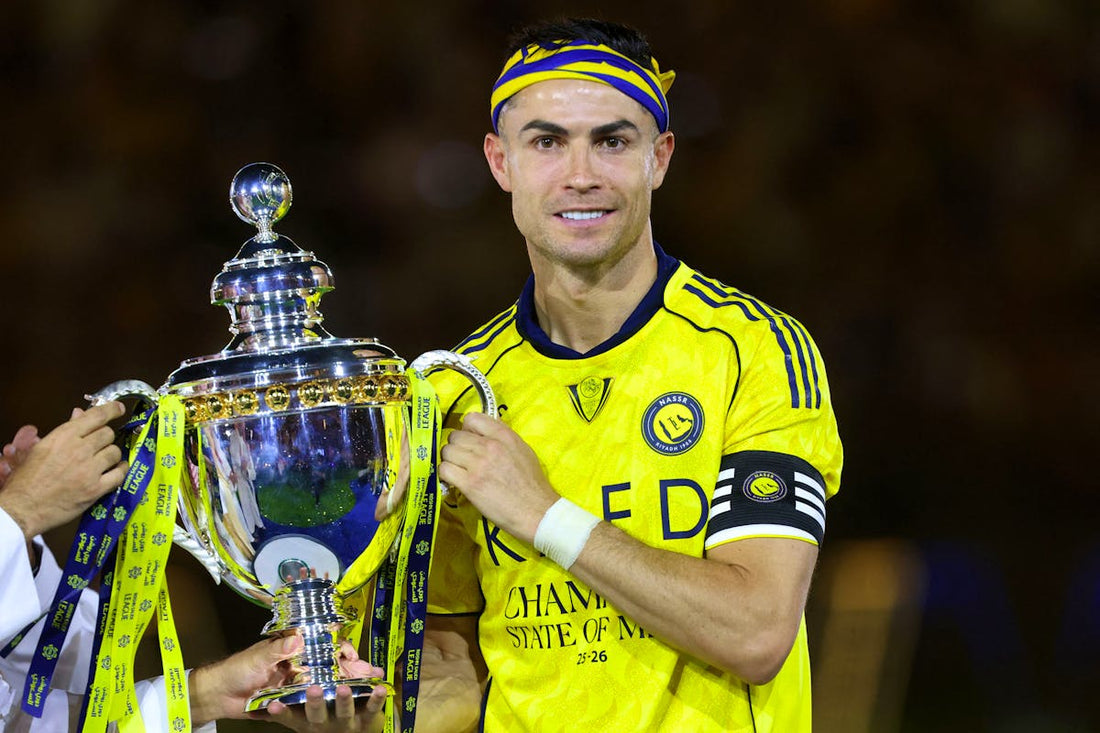 Cristiano Ronaldo soulève le trophée de la Saudi Pro League avec Al-Nassr après le titre remporté en 2026